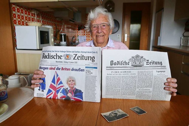 Ulrike Grether (85) mit der ersten und der neusten Ausgabe der BZ.  | Foto: Ralf H. Dorweiler