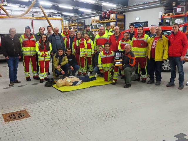 Nahezu alle Mitglieder der  Motorradfr...afften Defibrillator in Hnden halten.  | Foto: First Responder