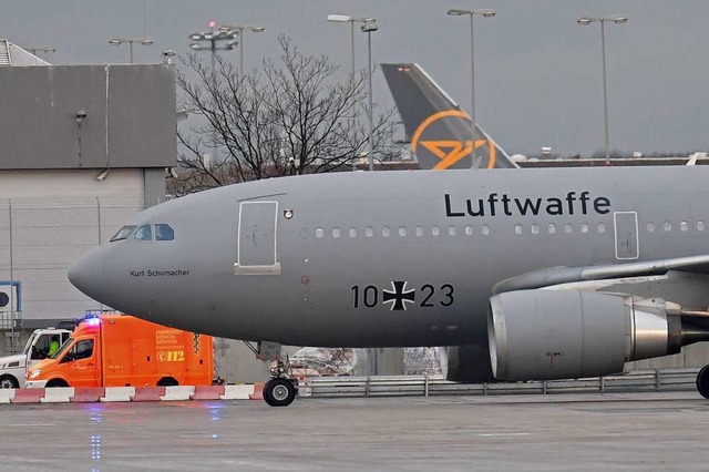 Das Flugzeug der Bundeswehr hat Deutsc...ffenen chinesischen Wuhan ausgeflogen.  | Foto: Boris Roessler (dpa)