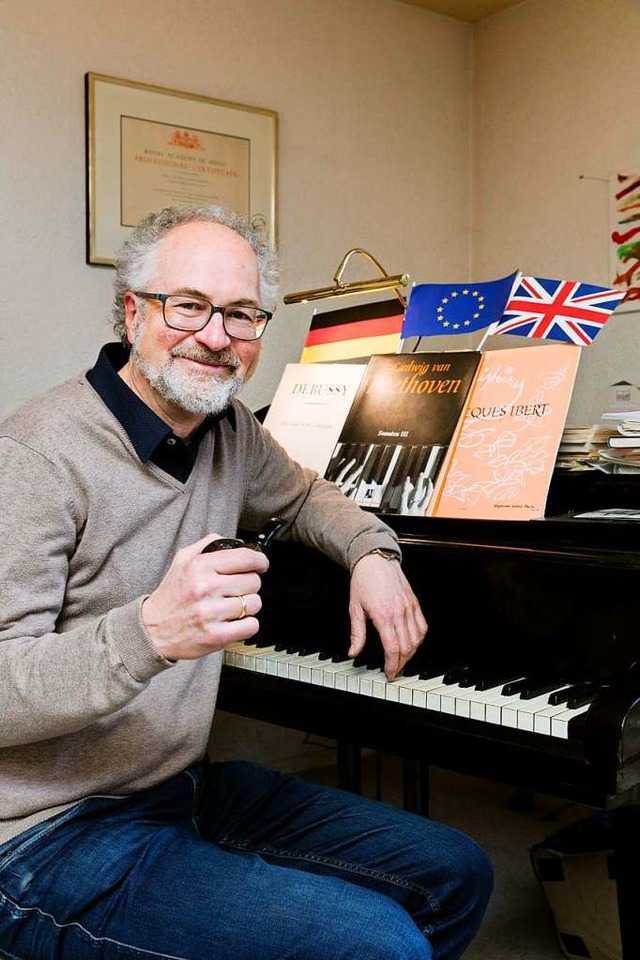 William Cuthbertson am Klavier &#8211; und mit drapierten Flaggen.   | Foto: Gabriele Zahn