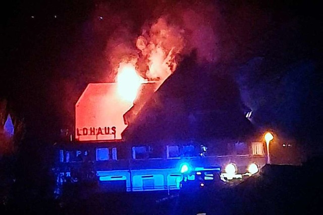 Bei Ankunft der Feuerwehr schlugen Fla...oss des ehemaligen Gasthauses Waldhaus  | Foto: Feuerwehr Waldkirch