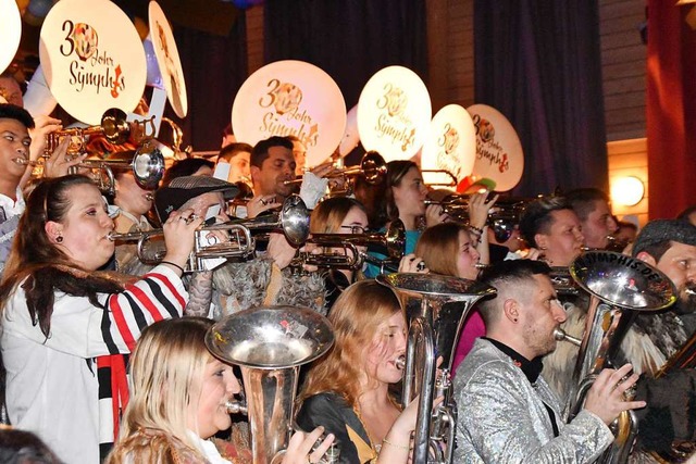 Zur Geburtstagsshow holten die Schlss...siker und -musikerinnen auf der Bhne.  | Foto: Maja Tolsdorf