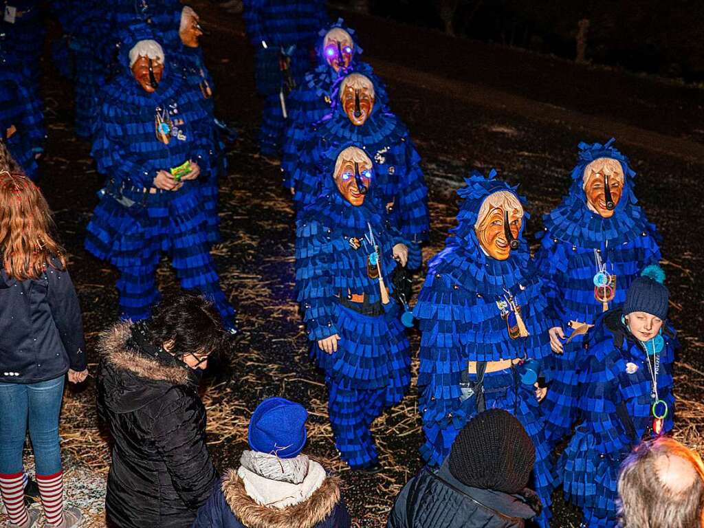 Frhliches Narrentreiben auf der Strae, in der Halle und in zwei Zelten gab es beim Fackelumzug der Bollschweiler Teufel.