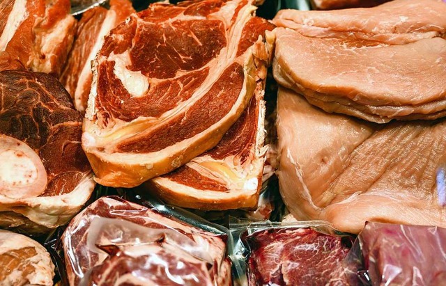 Wird Fleisch zu gnstig angeboten?   | Foto: Christophe Gateau (dpa)