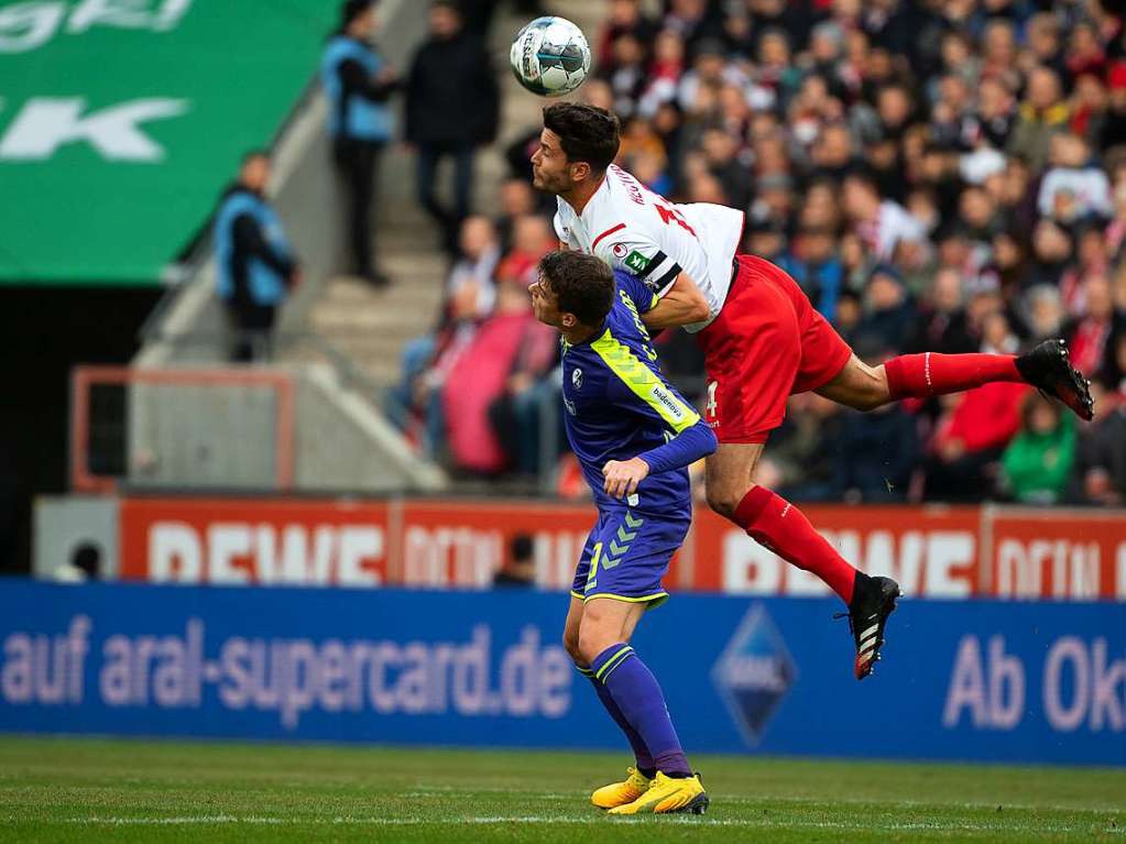 Janik Haberer wird von einem Klner Gegenspieler bersprungen. Zur Halbzeit wurde Haberer, sonst ein Mittelfeldstabilisator des Sportclubs, ausgewechselt. Unter der Woche musste er krank pausieren.