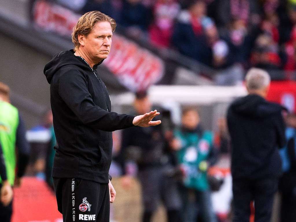 Markus Gisdol, Trainer der Klner, ermahnt seine Spieler zur Ruhe.