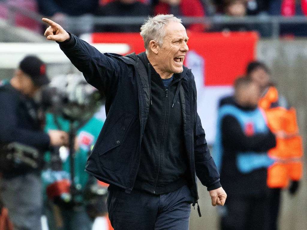 Christian Streich dirigiert seine Spieler. Doch sie folgten seinen Anweisungen nur unzureichend; am Ende stand es 0:4 in Kln.