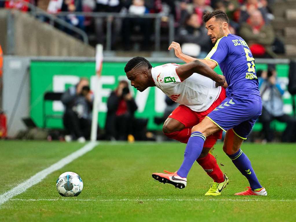 Klns Cordoba schirmt gegen Manuel Gulde den Ball ab; er war einer der besten Akteure der Hausherren.