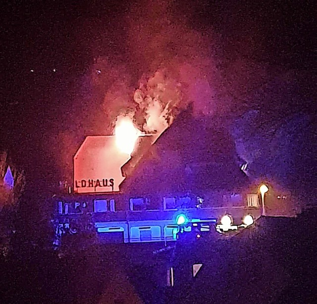 Samstagnacht schlugen Flammen aus eine...fs &#8222;Waldhaus&#8220; in Kollnau.   | Foto: Feuerwehr Waldkirch