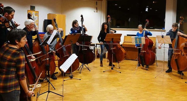 Ein groes Kontrabass-Ensemble bescher...en ein Hrerlebnis der besonderen Art.  | Foto: Roswitha Frey