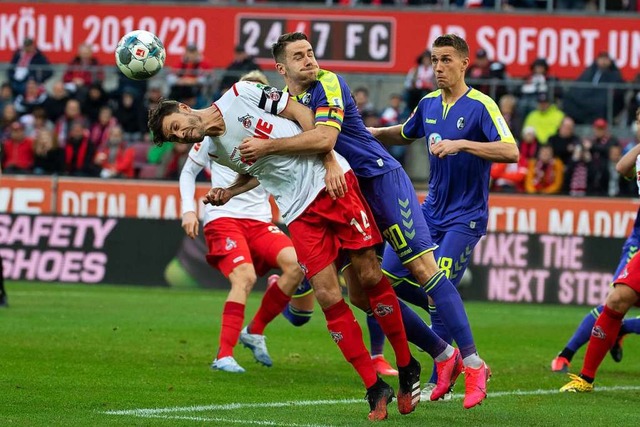 Auch das Klammern half nicht: Christia...SC Freiburg verlieren mit 0:4 in Kln.  | Foto: Federico Gambarini (dpa)