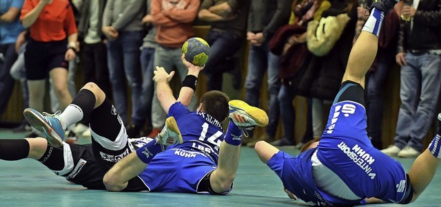 Kampf und Einsatz spielten eine Rolle im Derby.   | Foto: Wolfgang Knstle