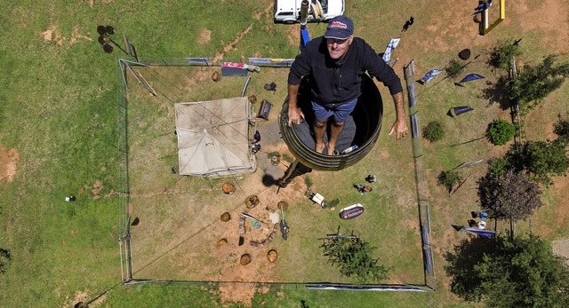 Nur sein Smartphone hatte er dabei: Ve...in einem Fass 25 Meter ber dem Boden.  | Foto: ANTOINE DEMAISON (AFP)