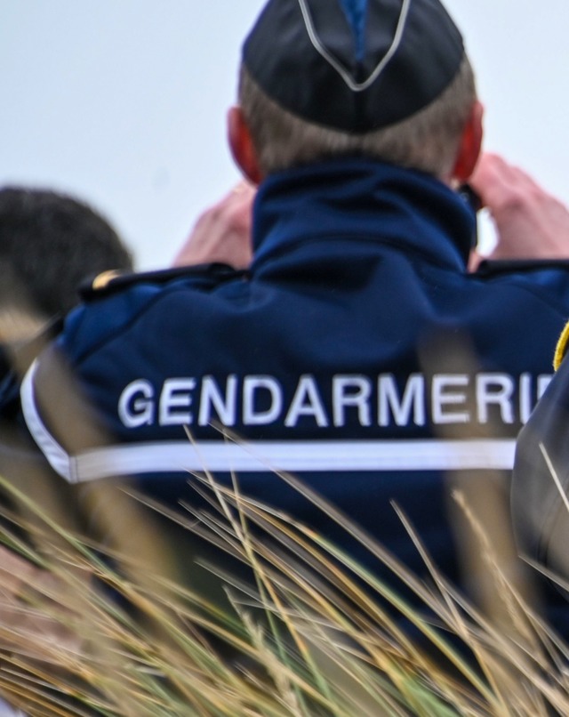 Ein franzsischer Gendarm beobachtet von Calais aus die Kste.  | Foto: DENIS CHARLET (AFP)