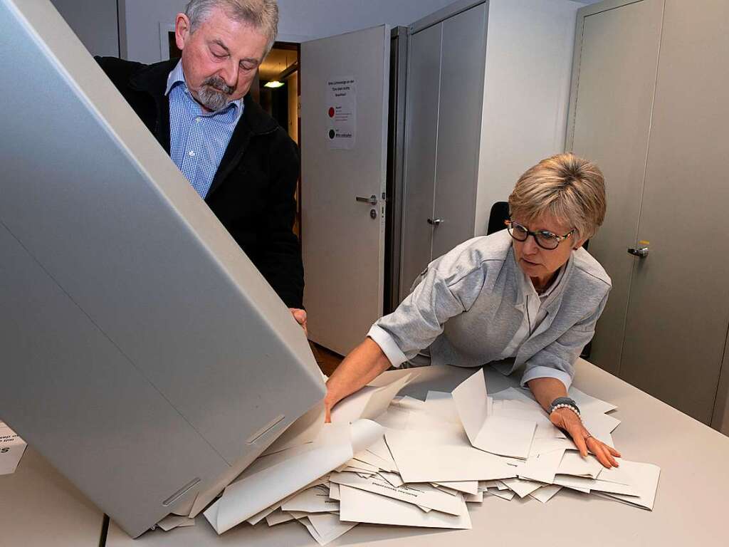 Gespannt warteten am Sonntagabend Brger, Brgermeisterkandidaten und Politiker auf das Ergebnis der Abstimmungen.