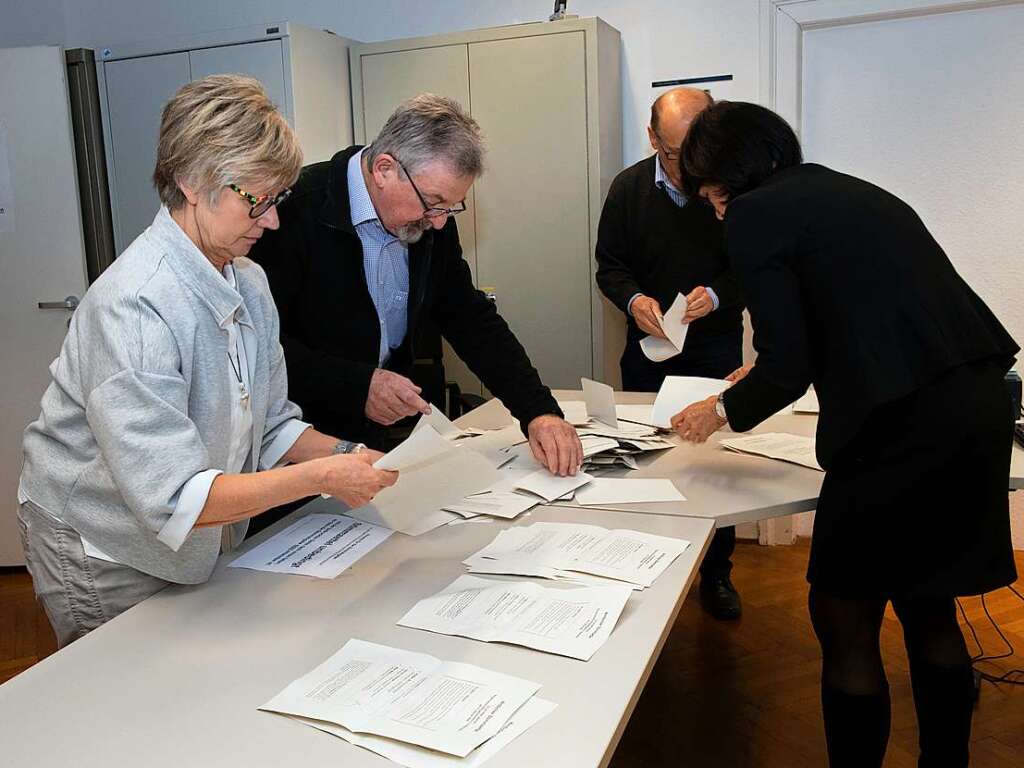 Gespannt warteten am Sonntagabend Brger, Brgermeisterkandidaten und Politiker auf das Ergebnis der Abstimmungen.