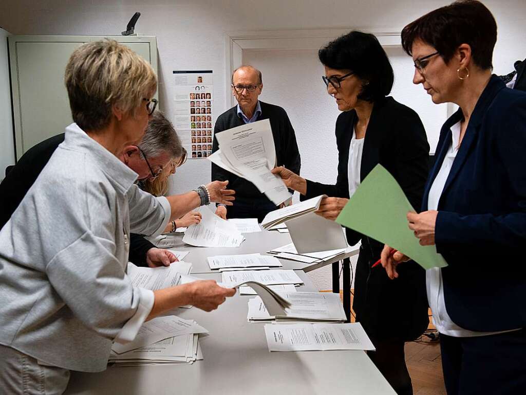 Gespannt warteten am Sonntagabend Brger, Brgermeisterkandidaten und Politiker auf das Ergebnis der Abstimmungen.