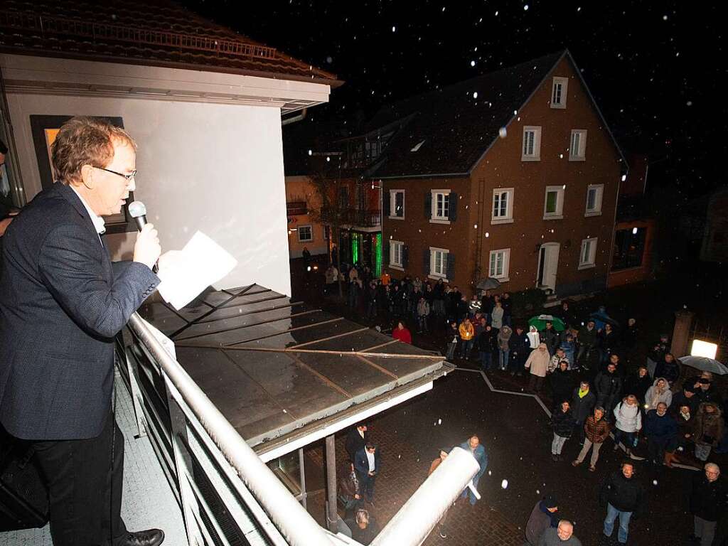 Harald Hfler, der interimsweise das Amt des Brgermeisters bernommen hat, verkndet vom Rathausbalkon das Ergebnis der Brgermeisterwahl. Zu zhlen gab es in Heitersheim an diesem Abend eine ganze Menge.