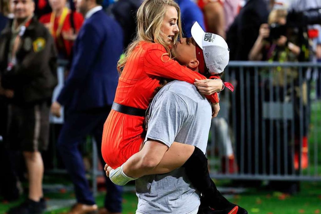 So jubelt Kansas City, so jubelt Patri...mit seiner Freundin Brittany Matthews.  | Foto: ANDY LYONS (AFP)