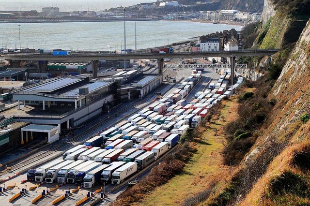 Ohne Handelsvertrag knnte Dover zum N...erden. Lkw warten am Hafen auf Fhren.  | Foto: Gareth Fuller