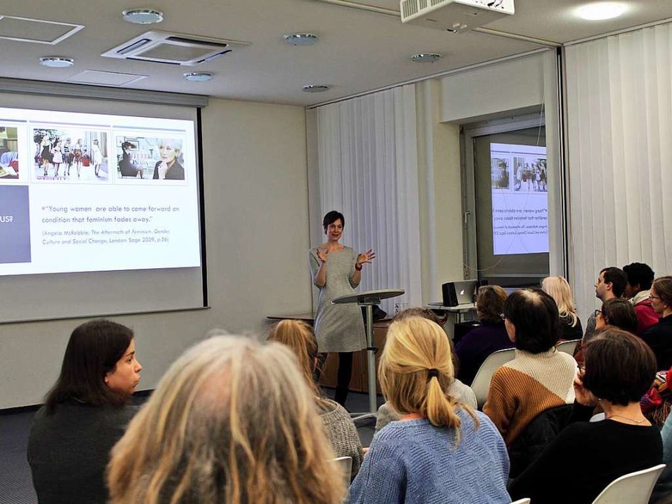Dr. Sophie Rudolph war an diesem Abend...llung von Frauen in Filmen und Serien.  | Foto: Nora Ederer