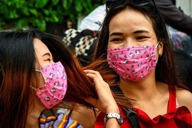 Auch in Thailands Hauptstadt Bangkok s...ich viele Menschen mit Gesichtsmasken.  | Foto: MLADEN ANTONOV (AFP)