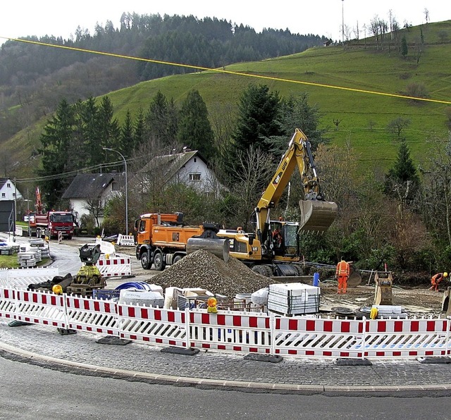 Der Bau des Kreisverkehrs verhindert, dass  die Narren durch Mnstertal ziehen.   | Foto: Manfred Lange