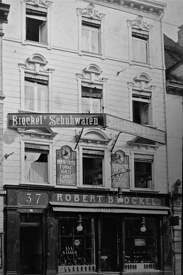 Das frhere Schuhhaus Brockel an der d...den Marken, die es hier zu kaufen gab.  | Foto: Archiv Adelheid Brockel