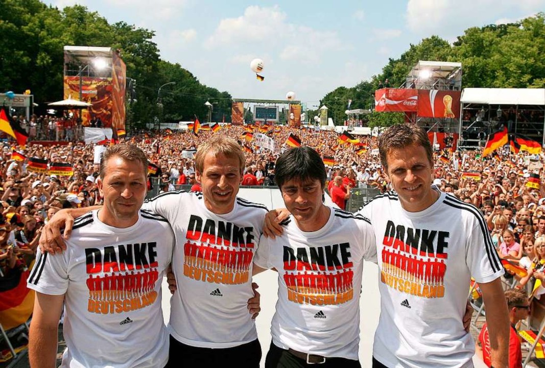 Torwart-Trainer Andreas Kpke (von lin...uf der Fan-Meile am Brandenburger Tor.  | Foto: DB Marcus Brandt (dpa)