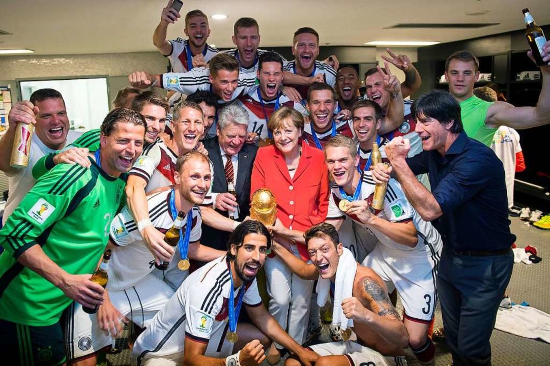 Das von Bundespresseamt zur Verfgung ...w fr ein Gruppenbild zusammenstehen.  | Foto: Guido Bergmann