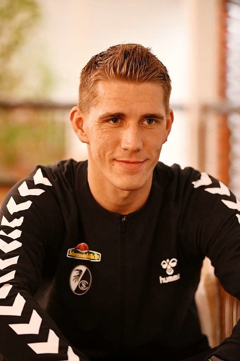 Nils Petersen gratuliert Lw...  | Foto: Achim Keller