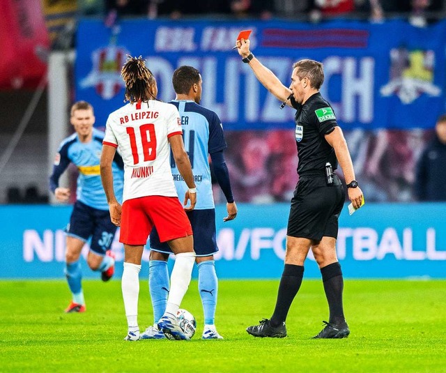 Schiedsrichter Tobias Stieler zeigt M...e Plea in Leipzig die Gelb-Rote Karte.  | Foto: Robert Michael (dpa)