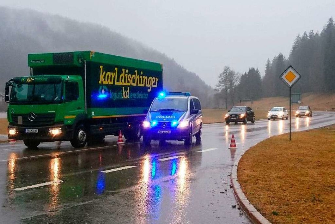 Die Polizei hat die L149 in Richtung B...ch hat die Strae am Mittag blockiert.  | Foto: Sebastian Barthmes