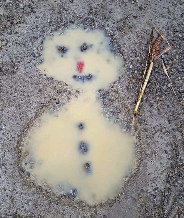 Die Form der Pftze erinnert an einen Schneemann. Die Steine malen das Gesicht.  | Foto: Christoph und Christine Wagner-Karpstein