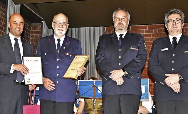 Bei der Feuerwehr wurde Hans Hgin (2....fr 55 Jahre Engagement ausgezeichnet.  | Foto: Jutta Schtz