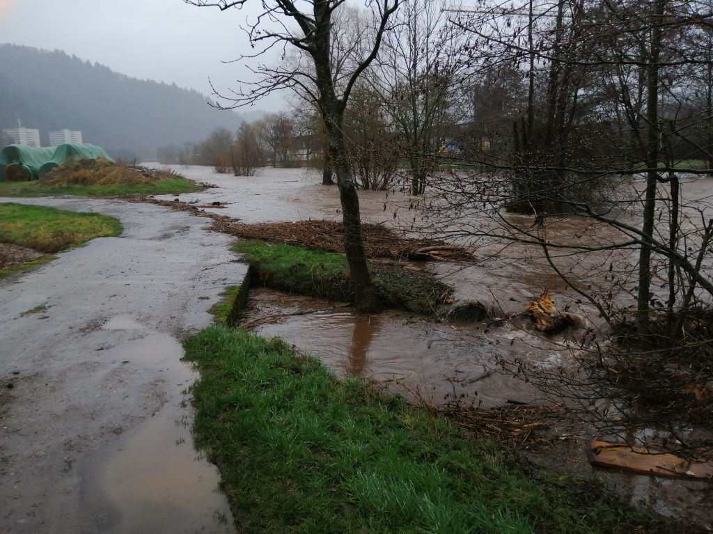 Hochwasser an der Elz bei der Fugngerbrcke an der L186, nahe dem Sick-Logistikzentrum
