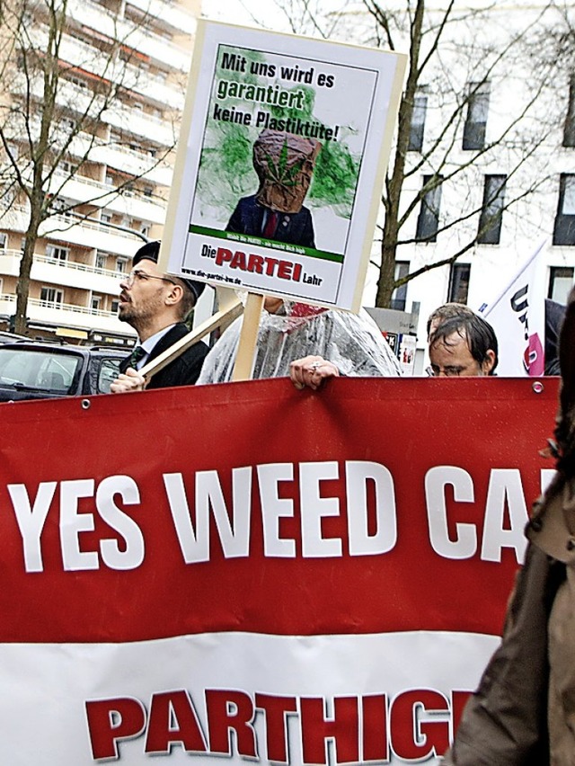 Kreative Plakate gibt&#8217;s nicht nu...Future, sondern auch bei der Hanfdemo.  | Foto: Heidi Fel