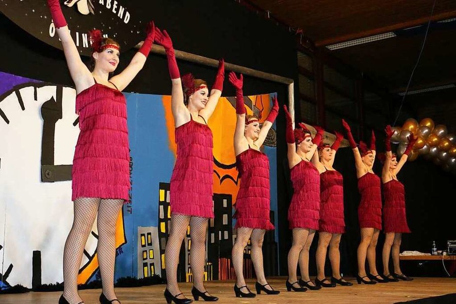 Ein gelungenes Programm unter dem Motto "Zurück in die Zukunft" machte den Öflinger Zunftabend in der vollbesetzten Schulsporthalle zu einem Highlight im örtlichen Geschehen. (Foto: Irmgard Helga Kaiser) Ein gelungenes Programm unter dem Motto "Zurück in die Zukunft" machte den Öflinger Zunftabend in der vollbesetzten Schulsporthalle zu einem Highlight im örtlichen Geschehen. (Foto: Irmgard Helga Kaiser)