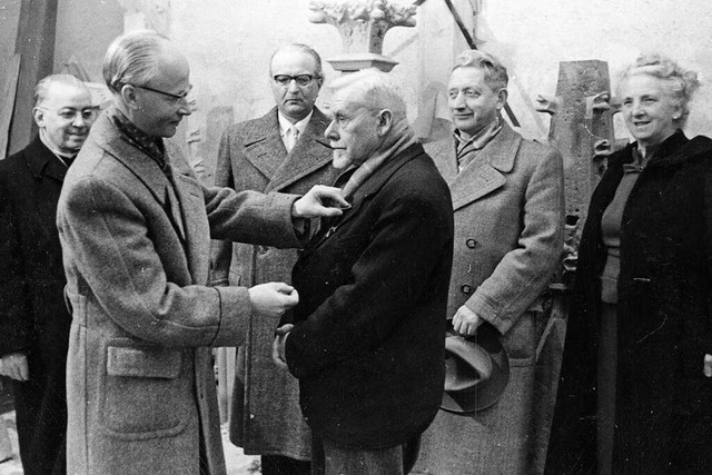 Leo Lange (rechts) bekommt das Bundesverdienstkreuz am Band verliehen.  | Foto: Mnsterbauhtte