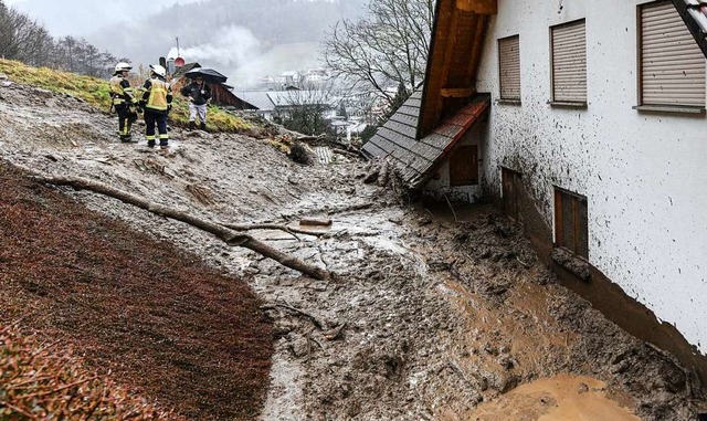 Ein Erdrutsch hat ein Wohnhaus in Simonswald getroffen.  | Foto: Patrick Seeger (dpa)