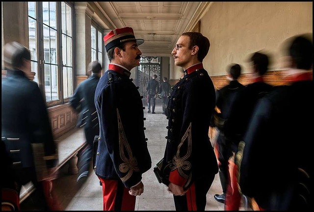 Verrter oder Sndenbock? Oberst Picqu...gnet Hauptmann Dreyfus (Louis Garrel).  | Foto: Guy Ferrandis/Weltkino