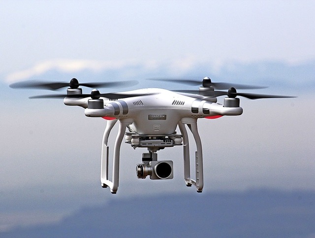 Drohnen knnen zu einer Gefahr fr den Flugverkehr werden.   | Foto: Michael Saurer
