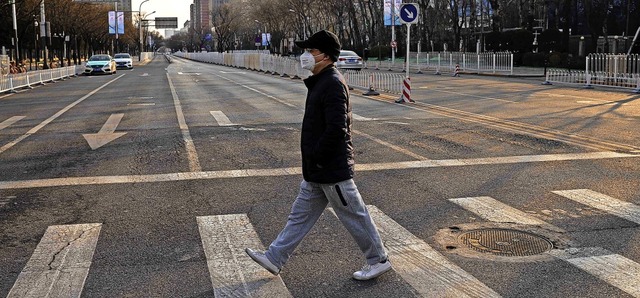So leere Straen gibt es in Peking sel...m Coronavirus  berquert eine Strae.   | Foto: NICOLAS ASFOURI (AFP)