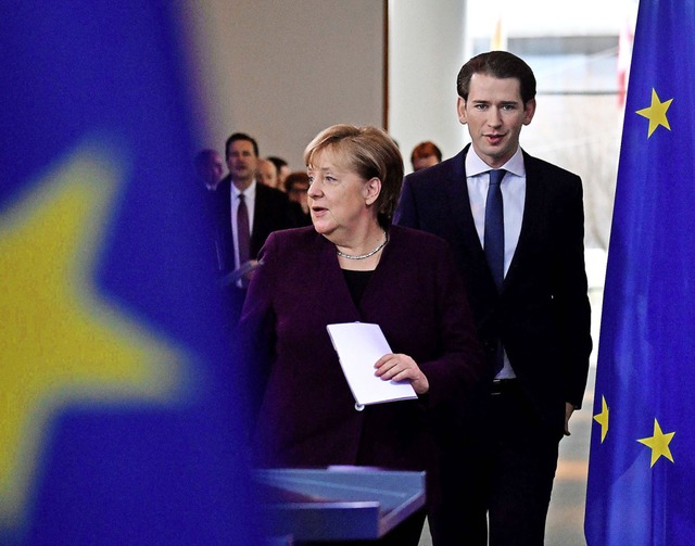Bundeskanzlerin Angela Merkel und ihr ...eichischer Amtskollege Sebastian Kurz   | Foto: JOHN MACDOUGALL (AFP)