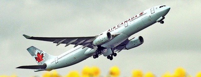 Ein  Flugzeug der Air Canada   | Foto: ADRIAN DENNIS (AFP)
