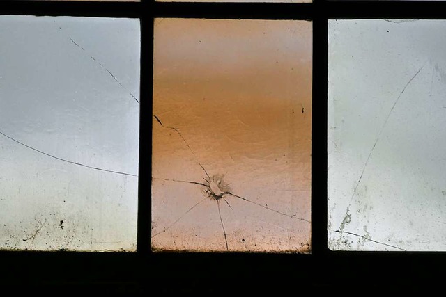 Ein wuchtiger Wurf hat  ein Loch im Fensterglas verursacht.  | Foto: Ingrid Bhm