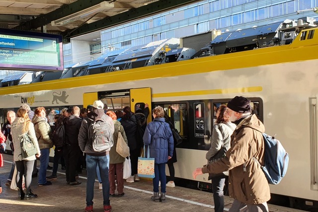 Der Zweckverband Regio-Nahverkehr schl...enn die Zge htten nicht genug Tren.  | Foto: Sebastian Wolfrum