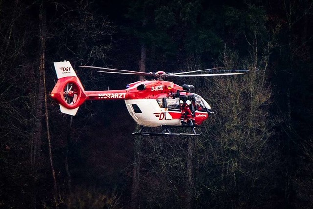 Von einem Hubschrauber wurde ein Helfe...ilt, um den jungen Mann herauszuholen.  | Foto: Freiwillige Feuerwehr Waldkirch