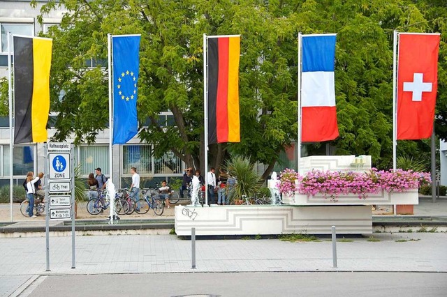 Vor dem Weiler Rathaus wehen fnf Flag... insgesamt 110 verschiedenen Nationen.  | Foto: Hannes Lauber