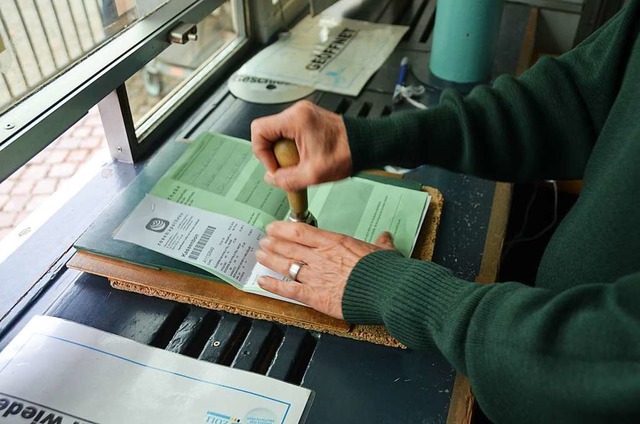 Grne Zettel fr die Mehrwertsteuer-Rckerstattung werden abgestempelt.  | Foto: Ingrid Bhm-Jacob